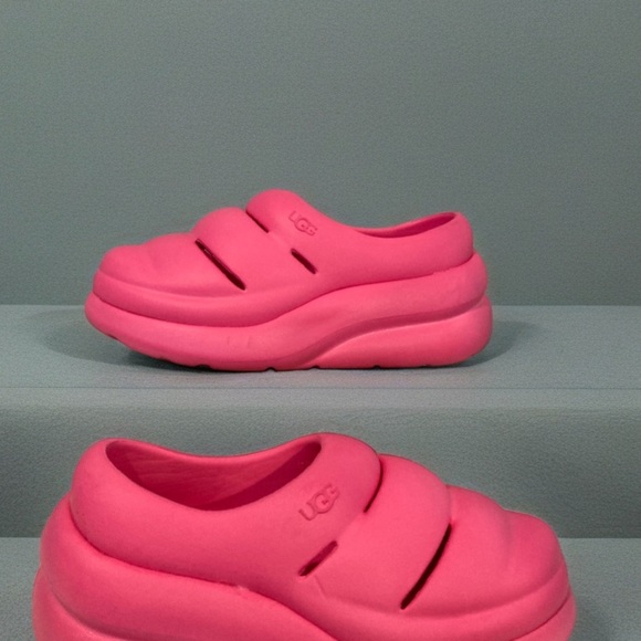 UGG Kids Pink Slip-On Shoes size 4 - Picture 1 of 5